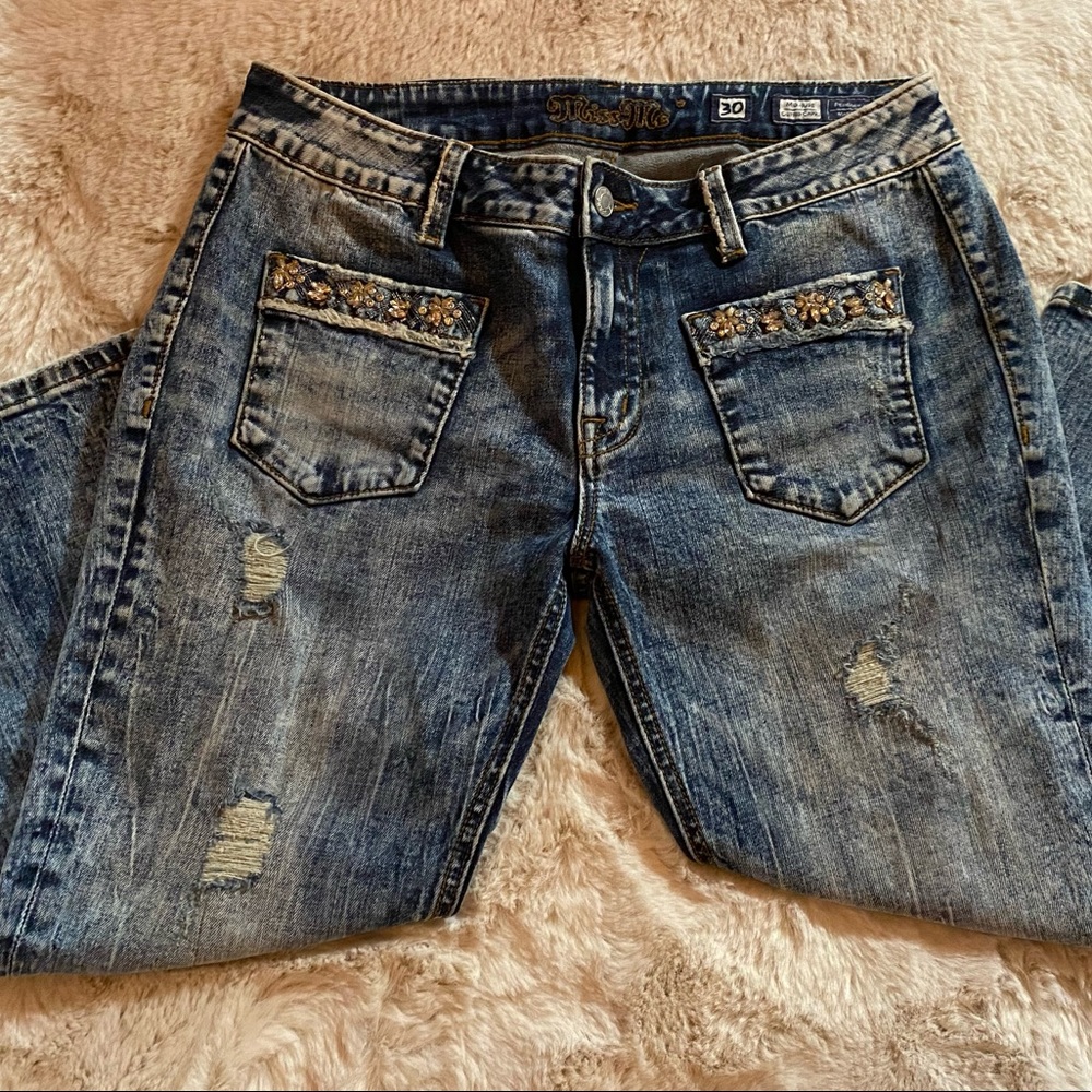 Miss Me mid-rise cuffed capri in size 30. Faceted jewels & metallic embroidery.